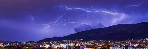 relámpagos entre nubes