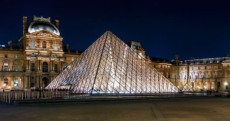 Louvre (Pirámide)